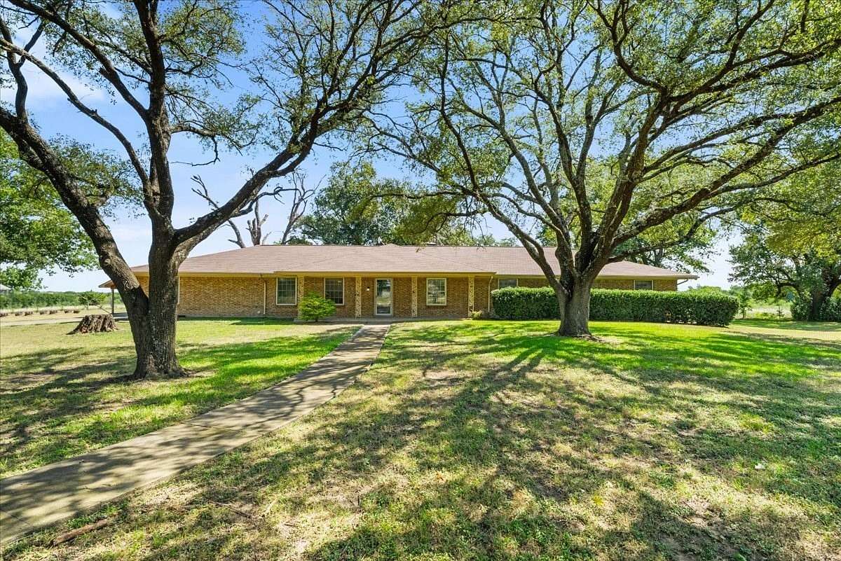 6 Acres of Land with Home for Sale in Corsicana, Texas