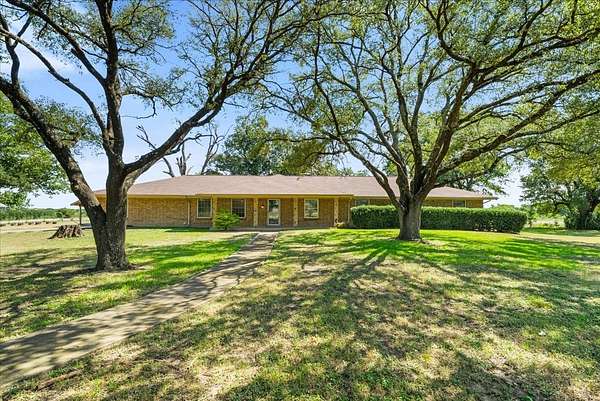 6 Acres of Land with Home for Sale in Corsicana, Texas