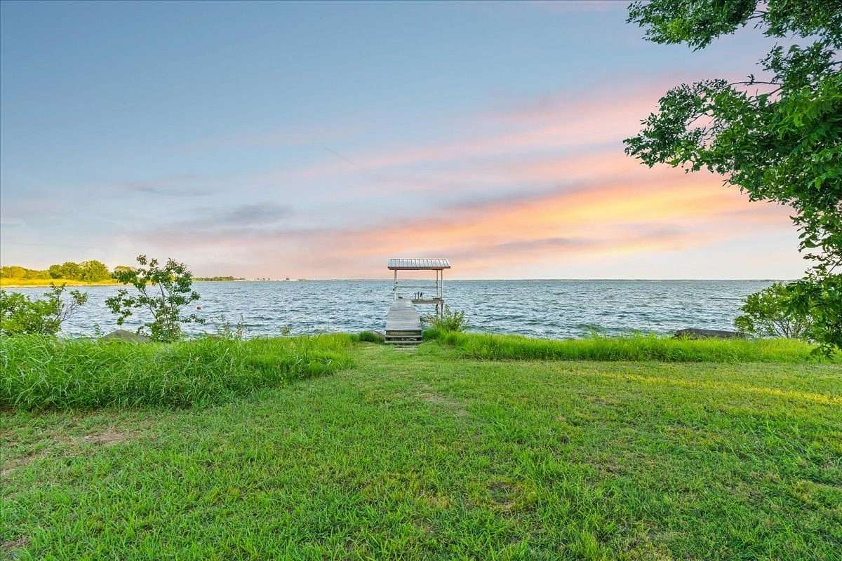 12.3 Acres of Mixed-Use Land for Sale in Kerens, Texas