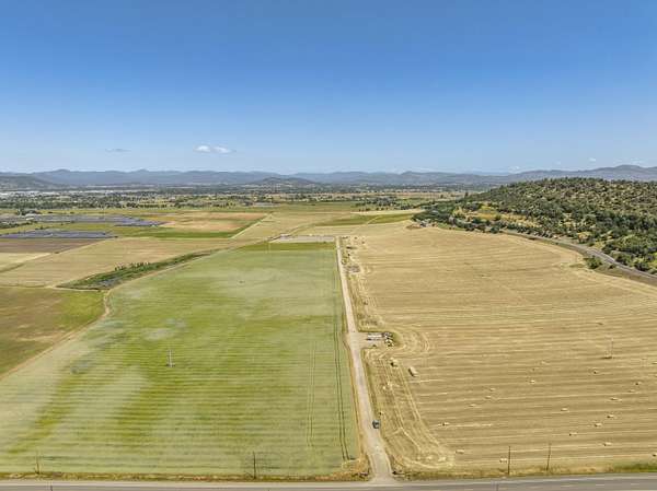 302 Acres of Agricultural & Residential Land for Sale in Medford, Oregon