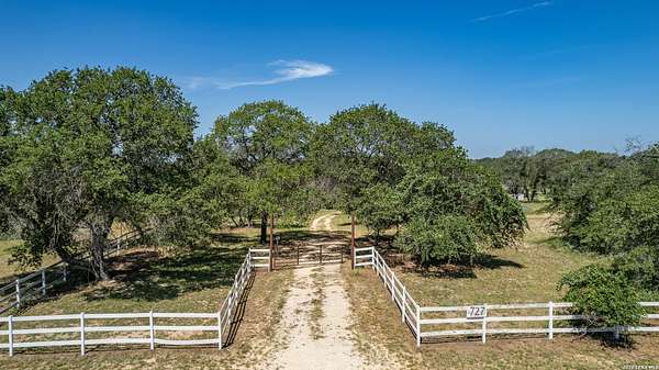 5 Acres of Residential Land for Sale in Floresville, Texas
