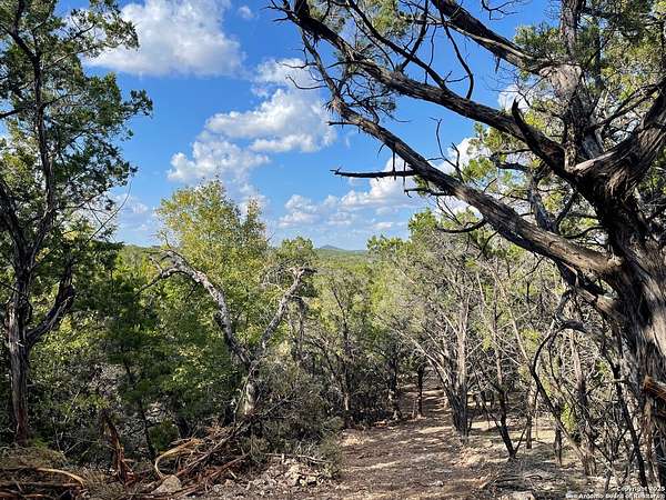 1.24 Acres of Residential Land for Sale in Lakehills, Texas