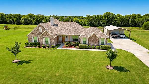 1.5 Acres of Land with Home for Sale in Trenton, Texas