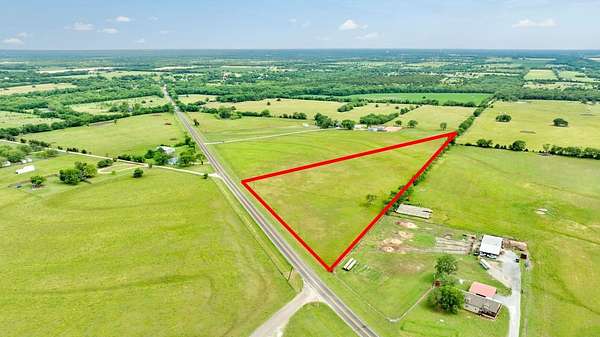 8 Acres of Residential Land for Sale in Whitewright, Texas
