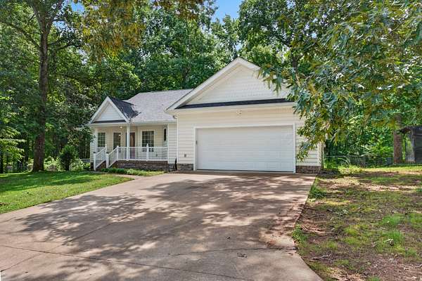 9 Acres of Land with Home for Sale in Palmyra, Tennessee
