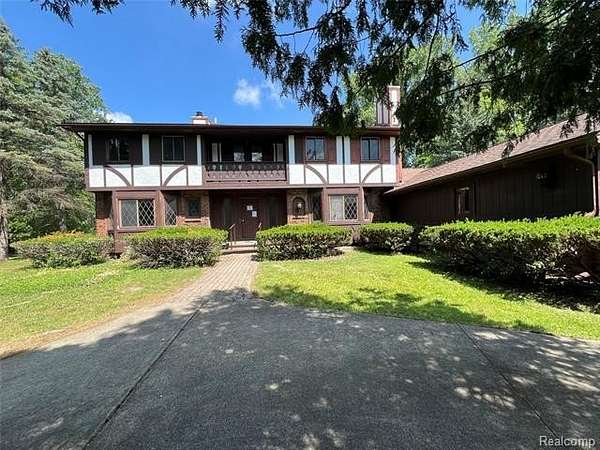 4.2 Acres of Land with Home for Sale in Bloomfield Hills, Michigan