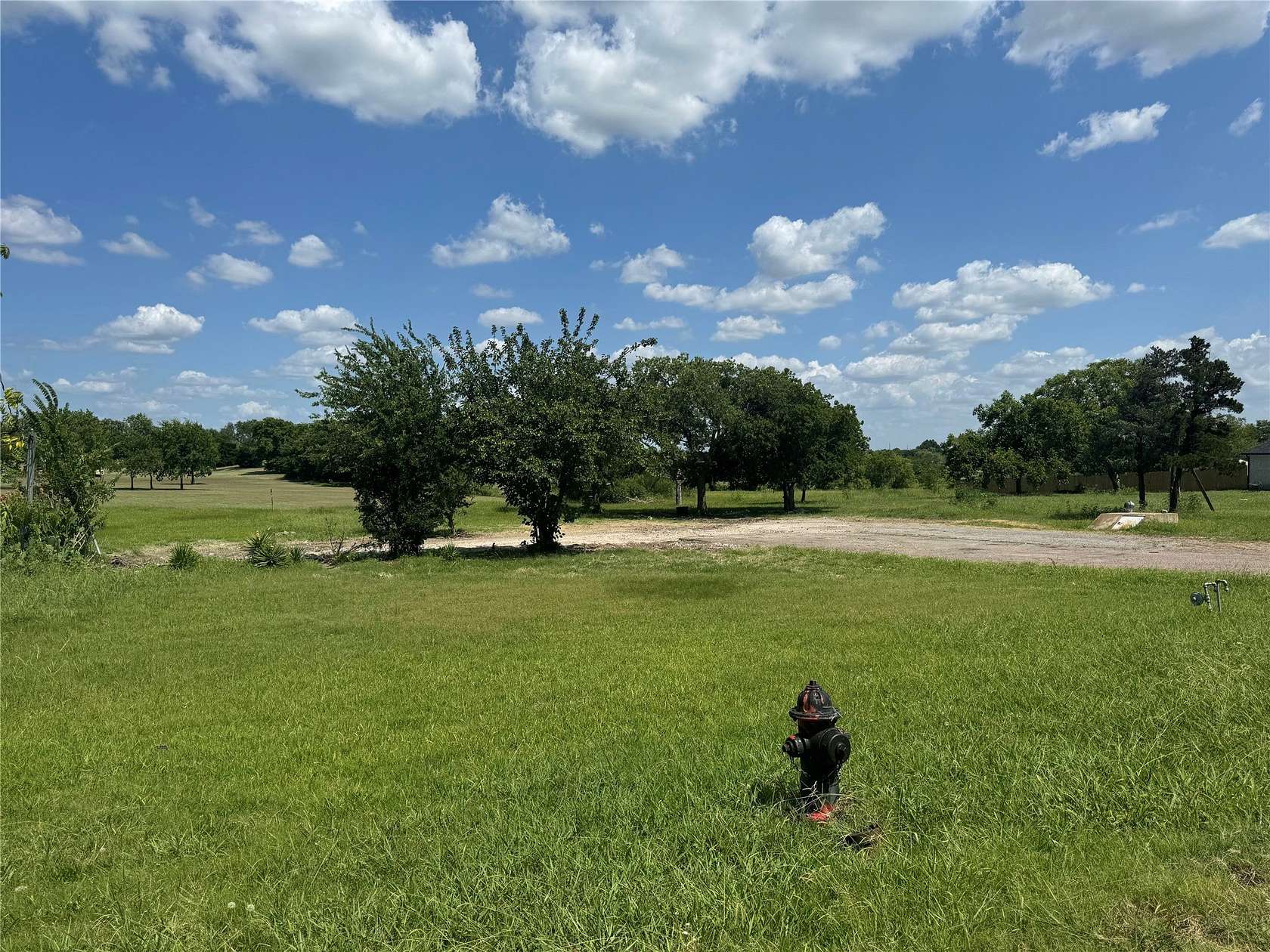 0.98 Acres of Residential Land for Sale in Southmayd, Texas