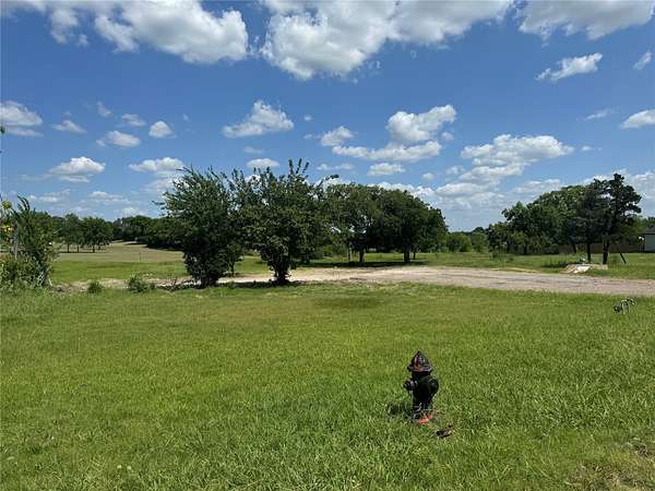 0.98 Acres of Residential Land for Sale in Southmayd, Texas