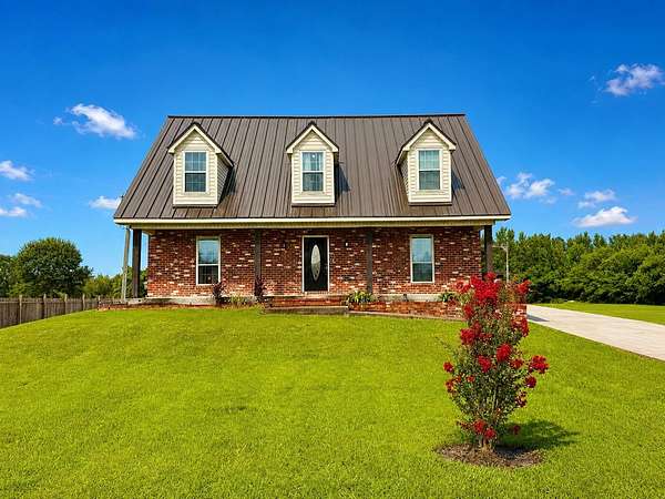 1.5 Acres of Land with Home for Sale in Houma, Louisiana