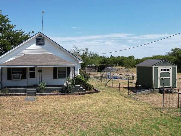 1.68 Acres of Land with Home for Lease in Bellevue, Texas