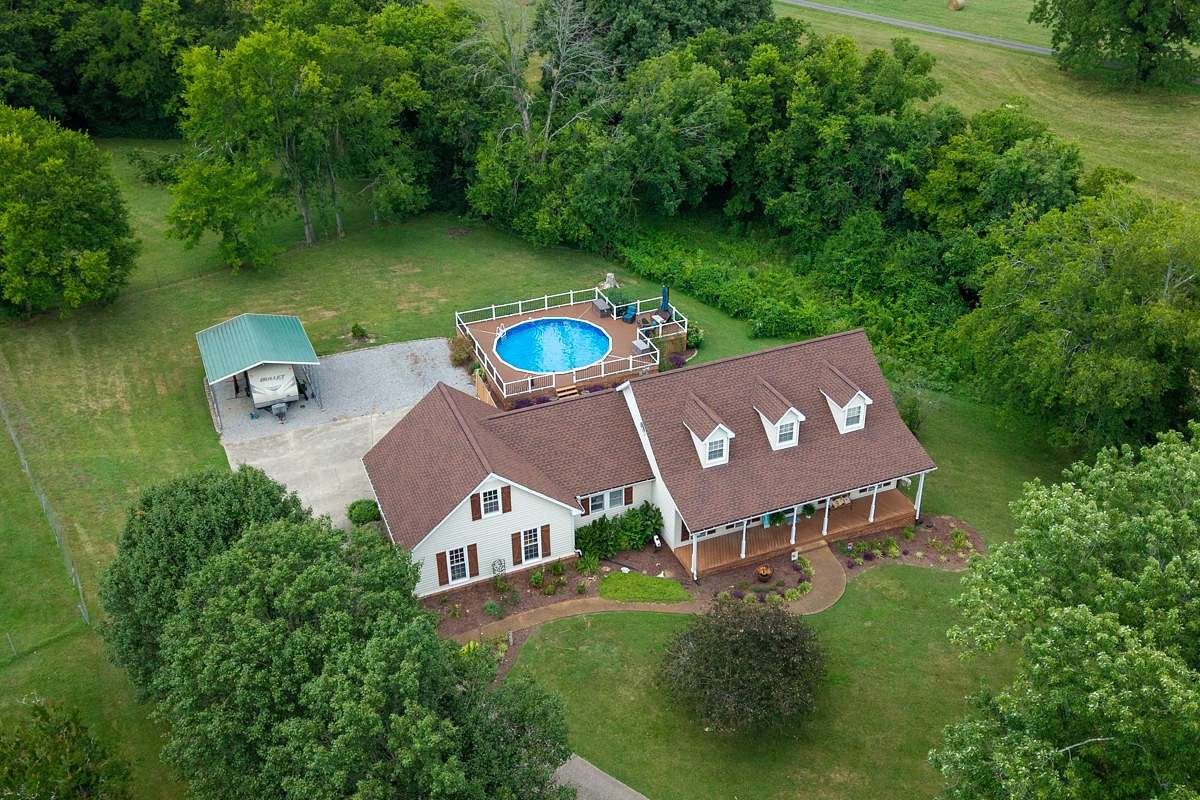 1.53 Acres of Land with Home for Sale in Gallatin, Tennessee