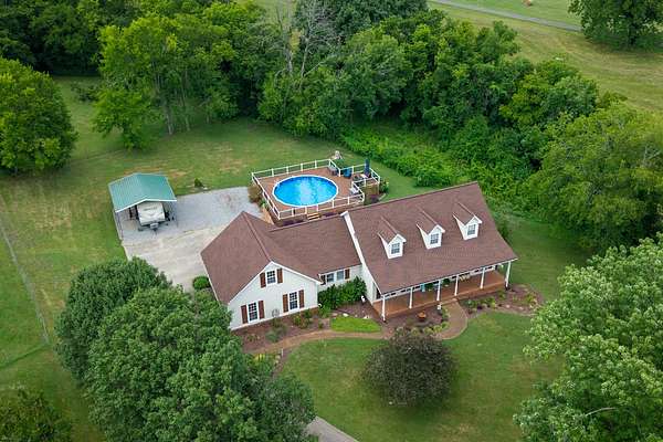 1.53 Acres of Land with Home for Sale in Gallatin, Tennessee