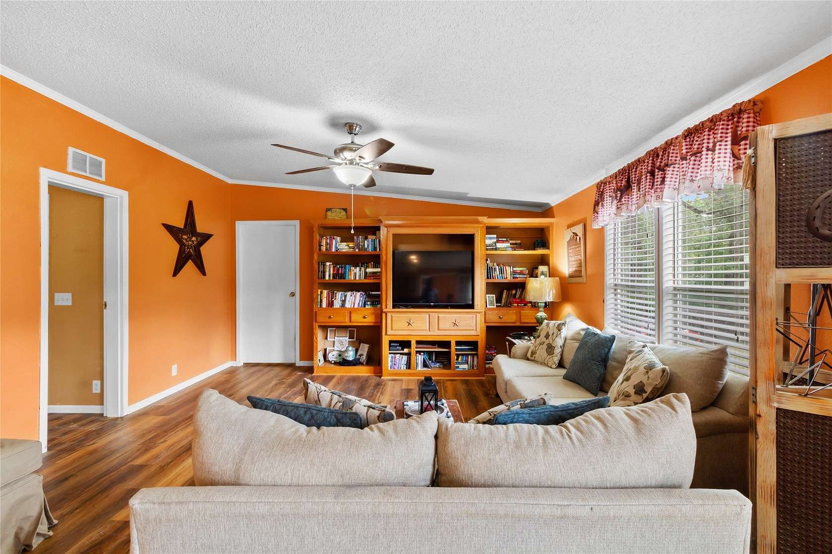 10.5 Acres of Land with Home for Sale in Buffalo, Texas