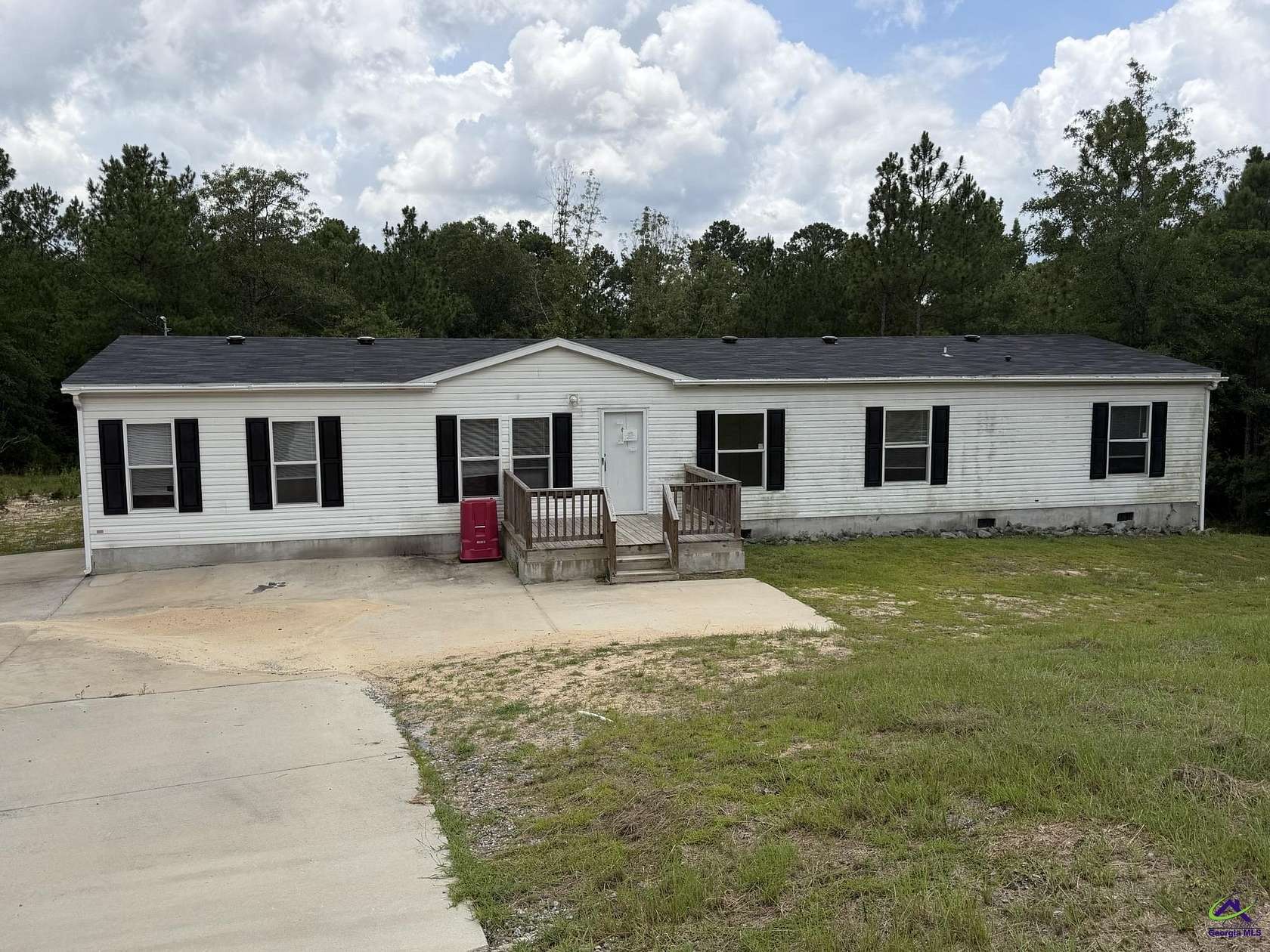 1.5 Acres of Land with Home for Sale in Byron, Georgia