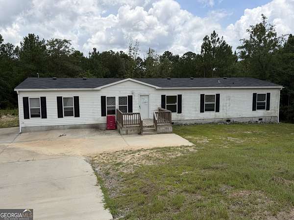 1.5 Acres of Land with Home for Sale in Byron, Georgia