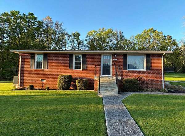 2.5 Acres of Land with Home for Sale in Hopkinsville, Kentucky