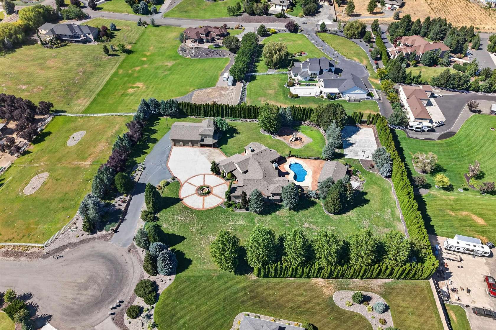 2.5 Acres of Land with Home for Sale in Kennewick, Washington