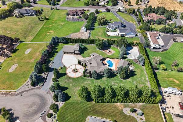 2.5 Acres of Land with Home for Sale in Kennewick, Washington
