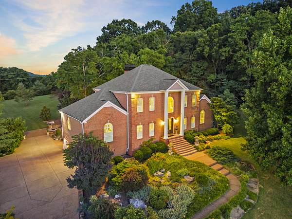 8 Acres of Land with Home for Sale in Franklin, Tennessee