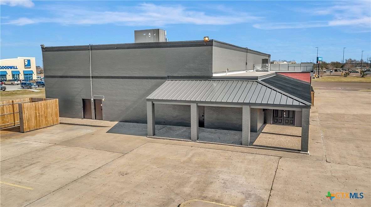 4.36 Acres of Improved Commercial Land for Sale in Victoria, Texas