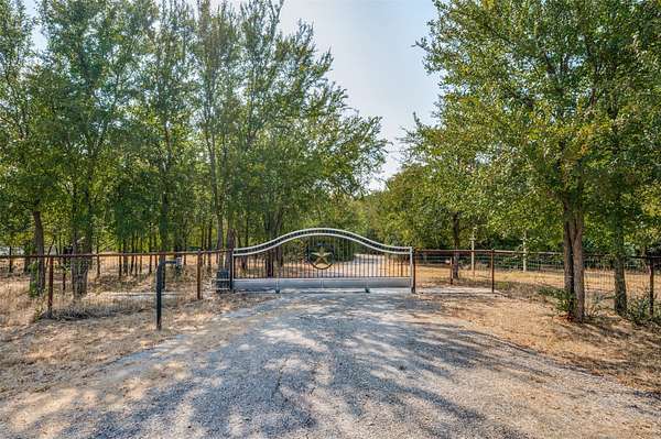 5 Acres of Residential Land for Sale in Aubrey, Texas