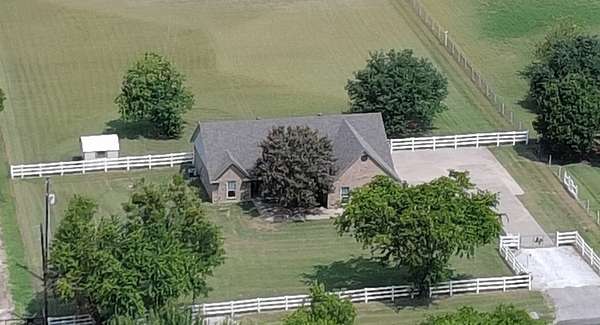 5.26 Acres of Land with Home for Sale in Itasca, Texas