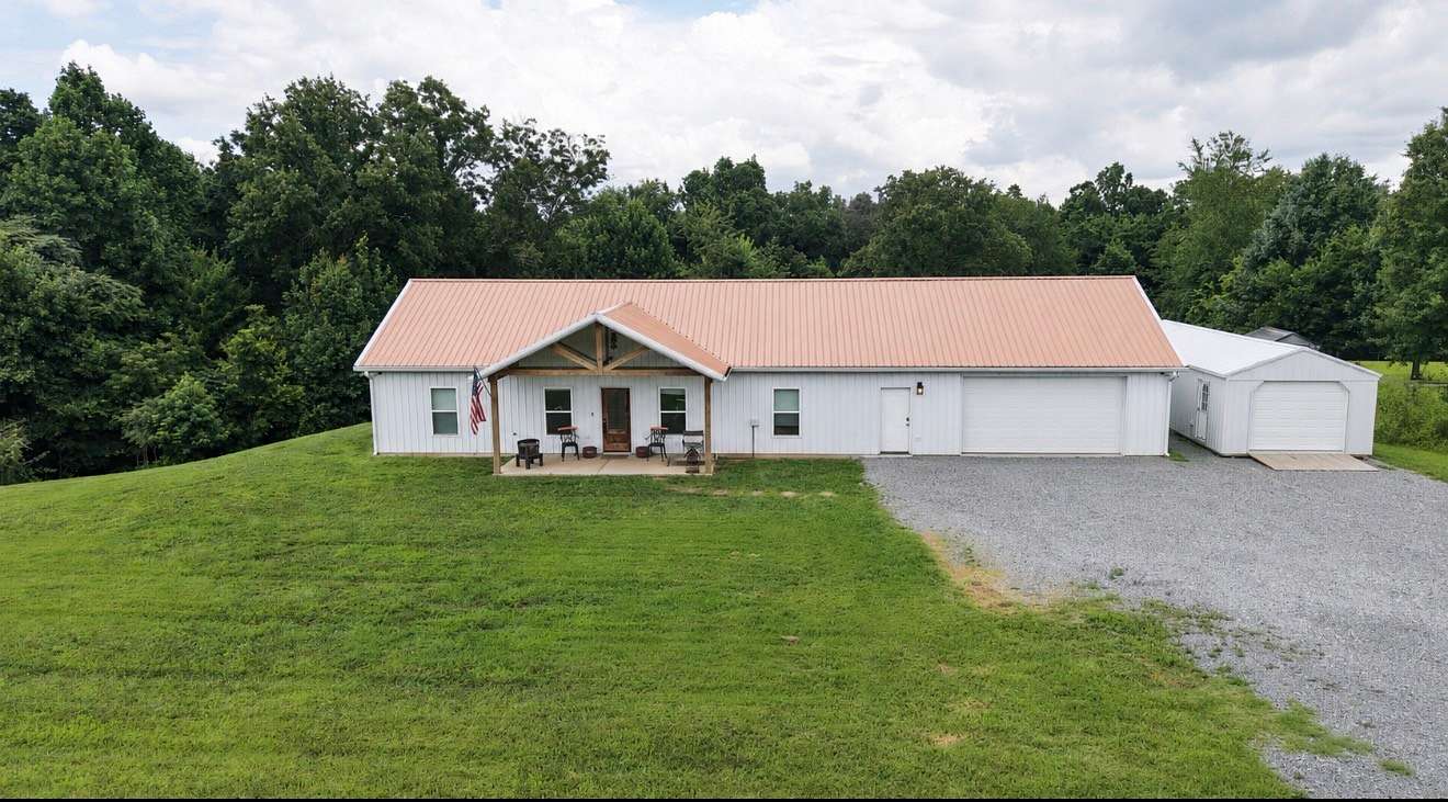 13.6 Acres of Land with Home for Sale in Lafayette, Tennessee