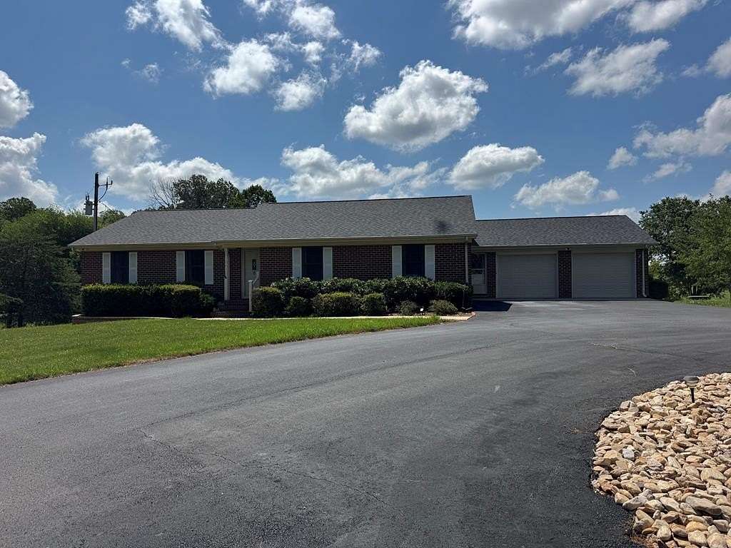 9.6 Acres of Land with Home for Sale in Appomattox, Virginia