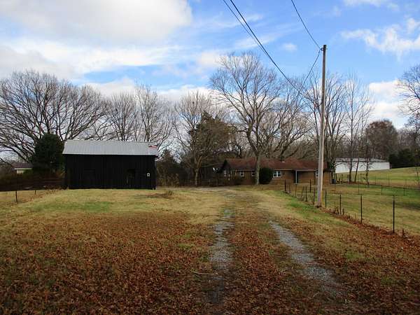 2 Acres of Land with Home for Lease in Clarksville, Tennessee