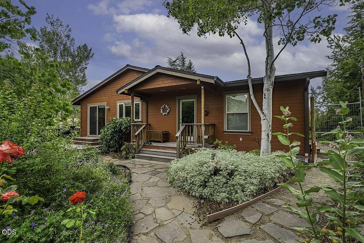 6.85 Acres of Land with Home for Sale in Ashland, Oregon