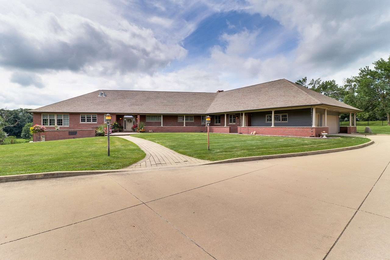 19 Acres of Land with Home for Sale in Bloomington, Illinois