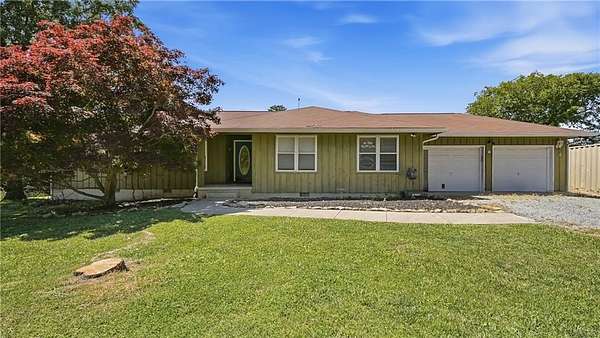 15.6 Acres of Land with Home for Sale in Trenton, Georgia