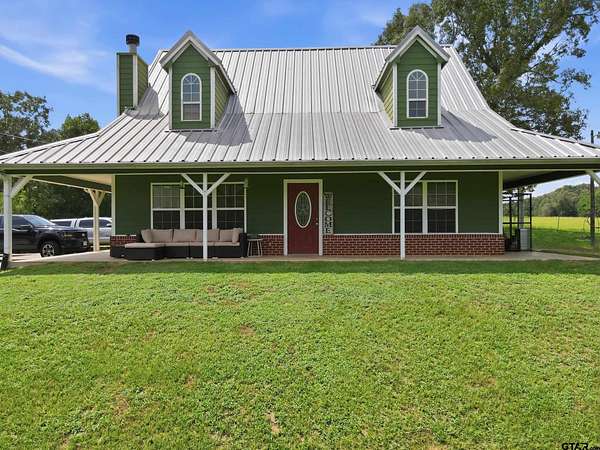 9.47 Acres of Land with Home for Sale in Pittsburg, Texas