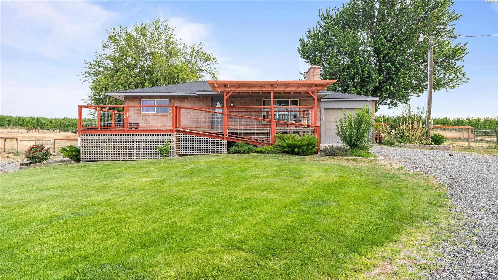 5.5 Acres of Land with Home for Sale in Benton City, Washington