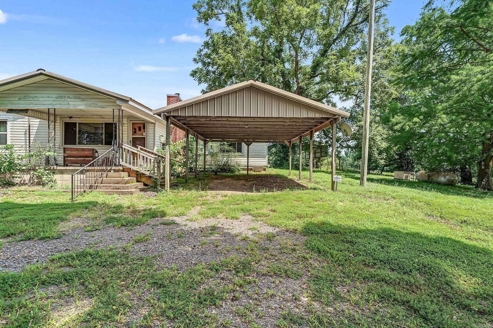 21 Acres of Land with Home for Sale in De Queen, Arkansas