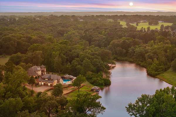21.5 Acres of Land with Home for Sale in Lindale, Texas