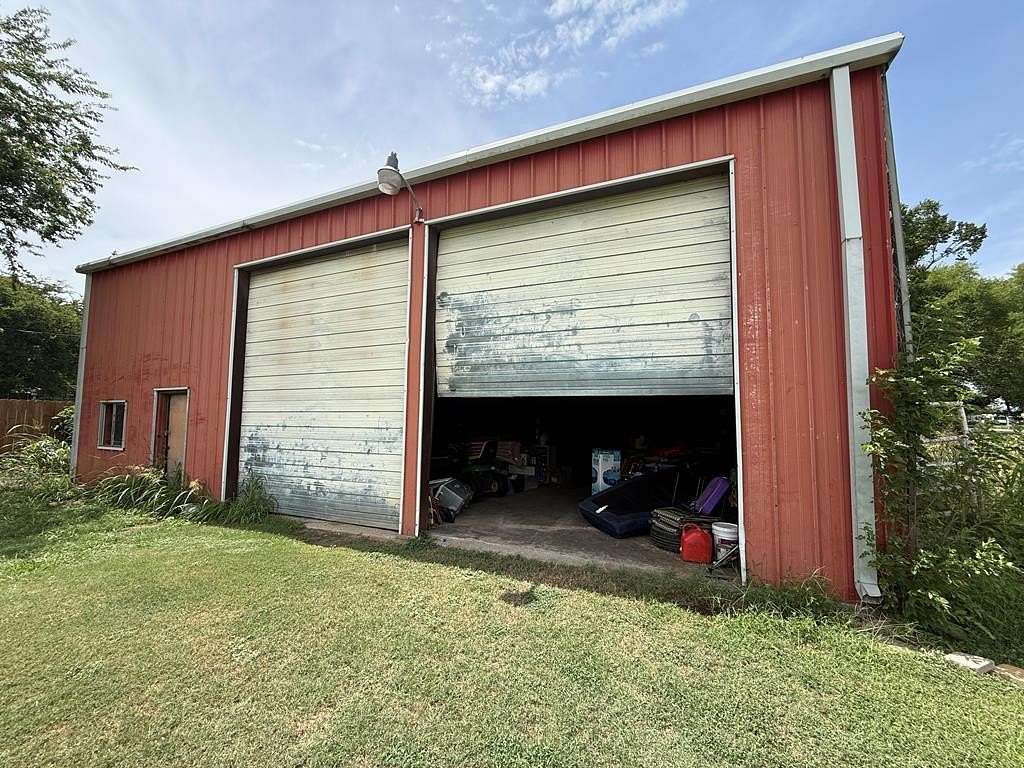 2 Acres of Land with Home for Sale in Corsicana, Texas