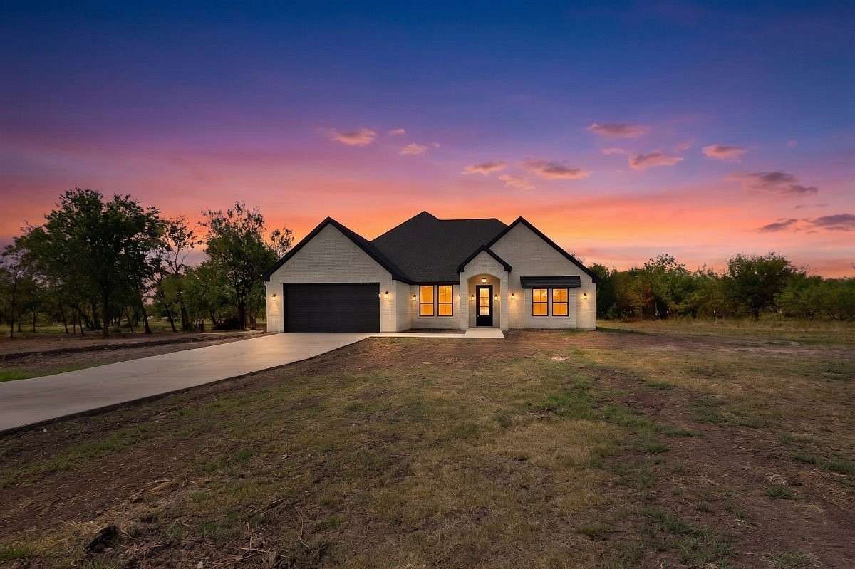 2.59 Acres of Land with Home for Sale in Corsicana, Texas