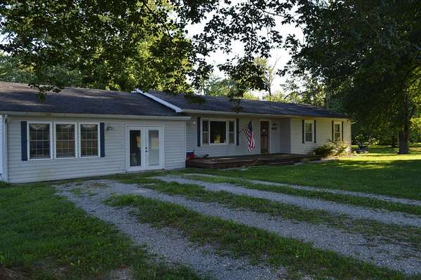 2.86 Acres of Land with Home for Sale in Fairfield, Illinois