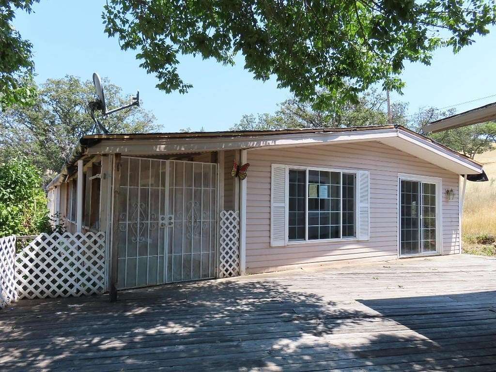 3.1 Acres of Land with Home for Sale in Yreka, California