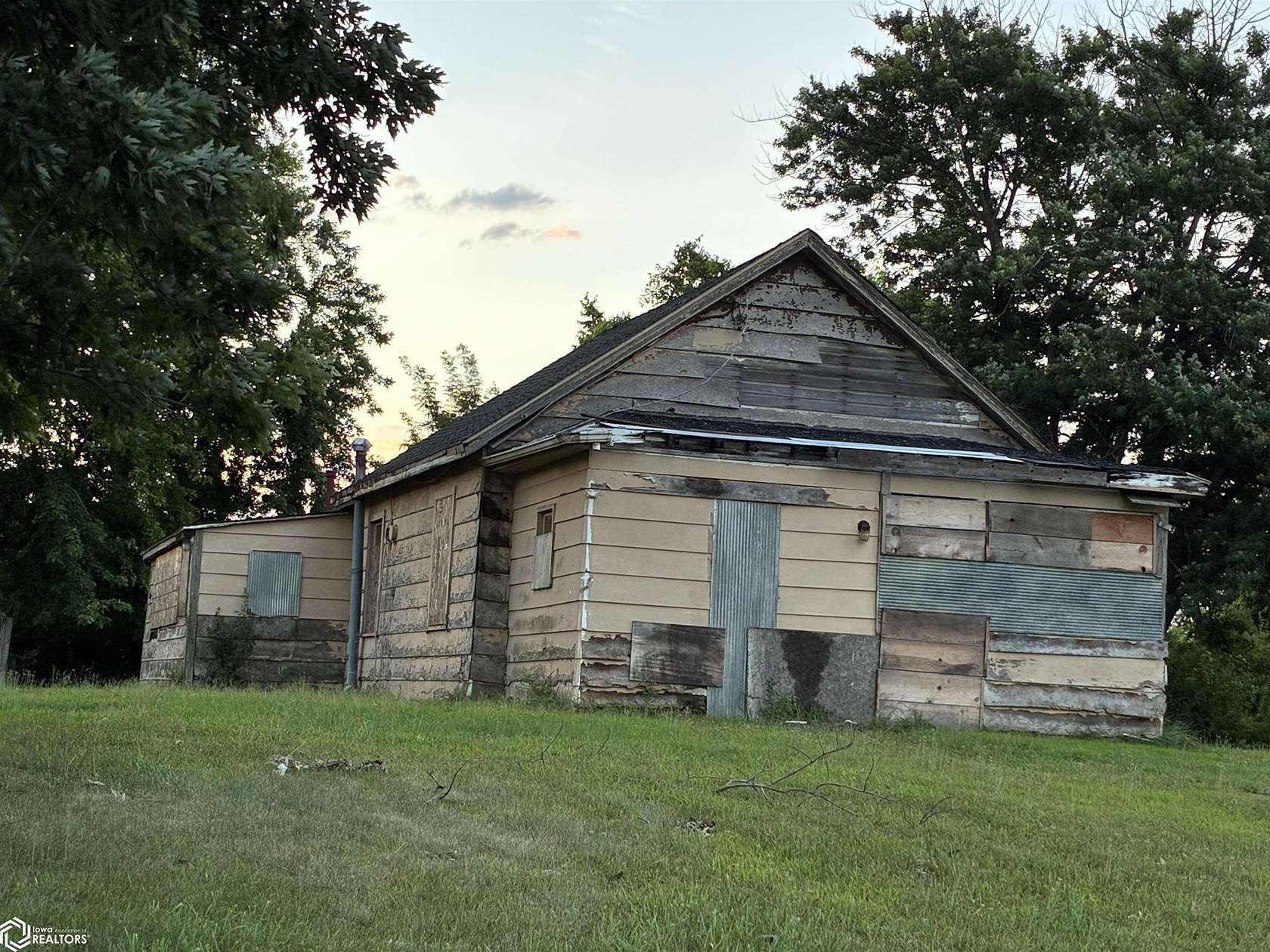 5 Acres of Land with Home for Sale in Keokuk, Iowa