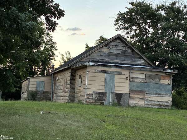 5 Acres of Land with Home for Sale in Keokuk, Iowa