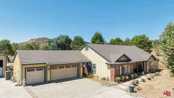2.45 Acres of Land with Home for Sale in Agua Dulce, California