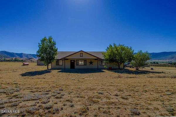 19.8 Acres of Land with Home for Sale in Tehachapi, California