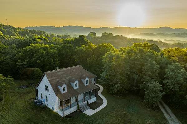 83.7 Acres of Land with Home for Sale in Bethpage, Tennessee
