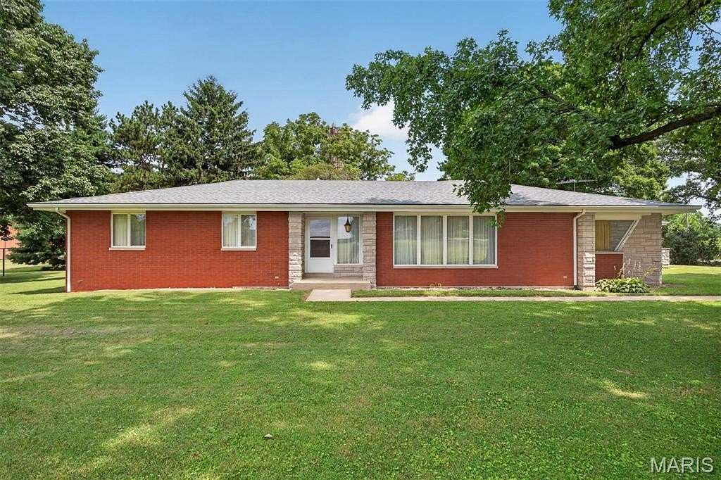 9.73 Acres of Land with Home for Sale in Highland, Illinois