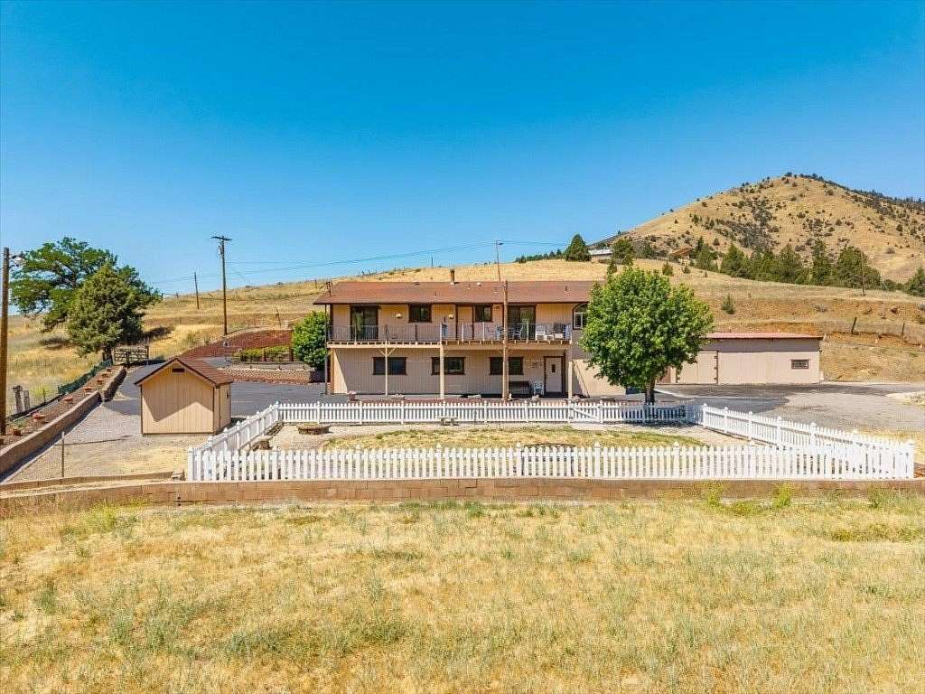 8 Acres of Land with Home for Sale in Yreka, California