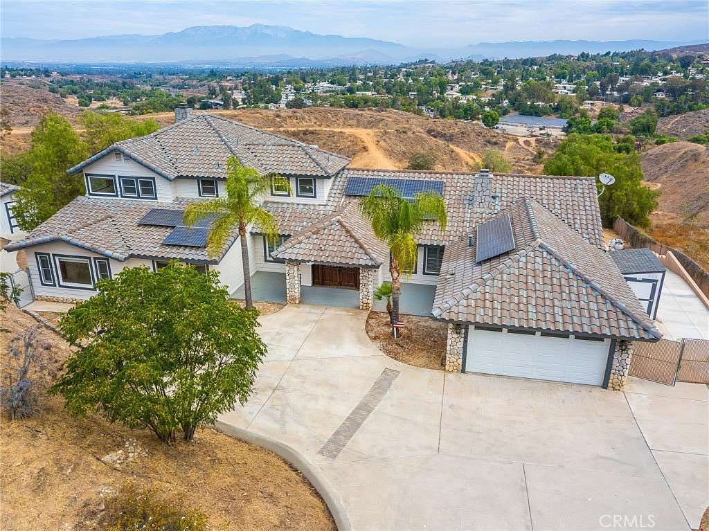 2 Acres of Land with Home for Sale in Woodcrest, California