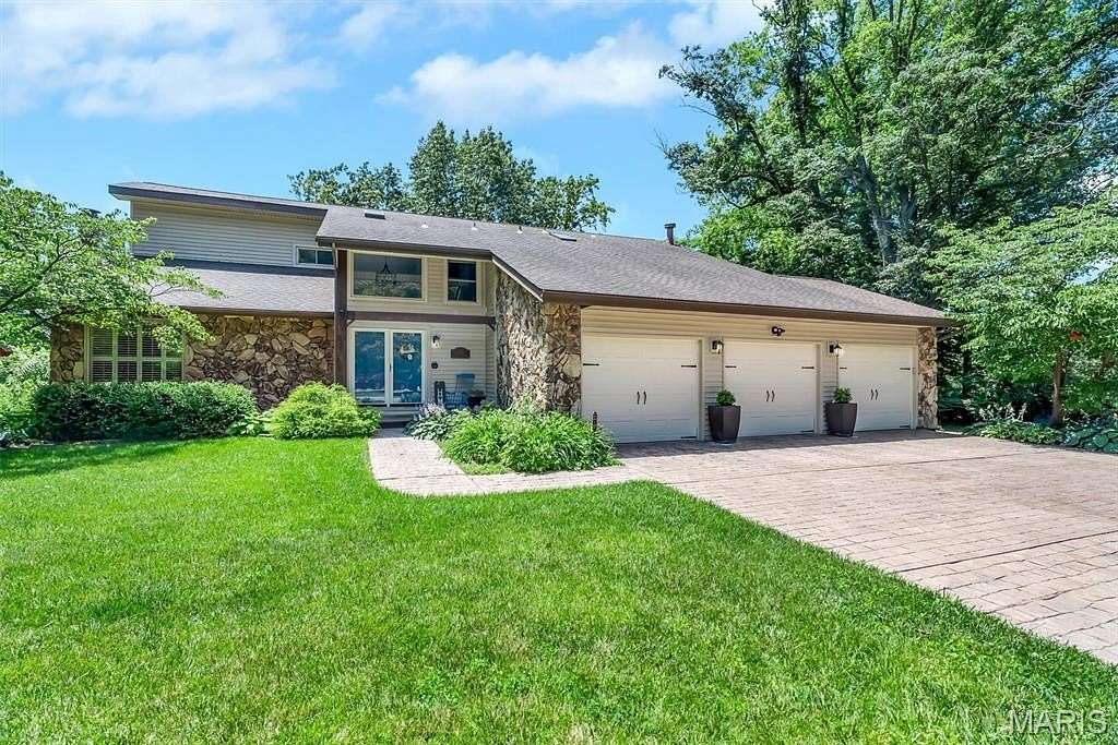 1.58 Acres of Land with Home for Sale in Fairview Heights, Illinois
