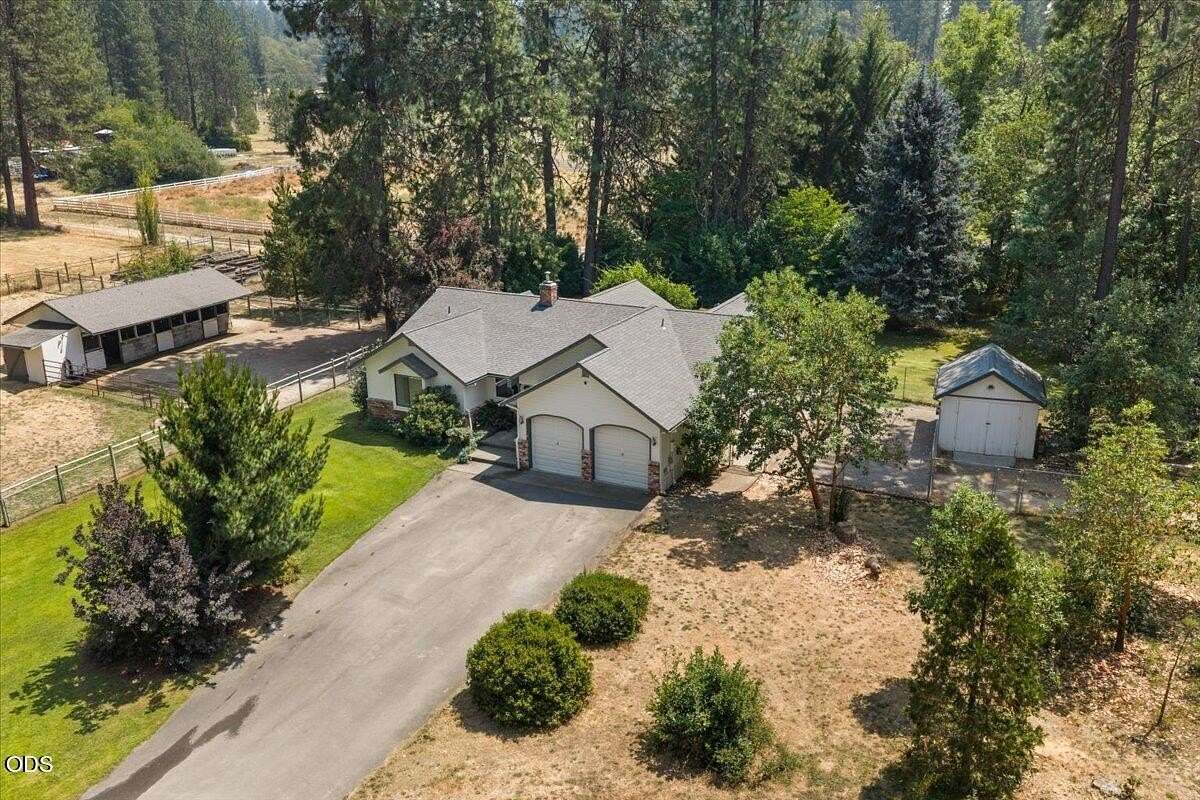 2.16 Acres of Land with Home for Sale in Rogue River, Oregon